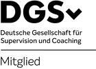 Logo der Deutschen Gesellschaft für Supervision und Coaching mit dem Zusatz „Mitglied“